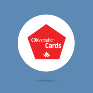 Un logo pentagonal rouge intitulé « cartes de conversation » avec un symbole de main blanche, centré sur un fond bleu.