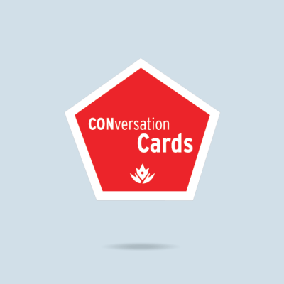Logo hexagonal rouge indiquant « cartes de conversation » avec une icône de flamme blanche, centrée sur un fond gris uni.