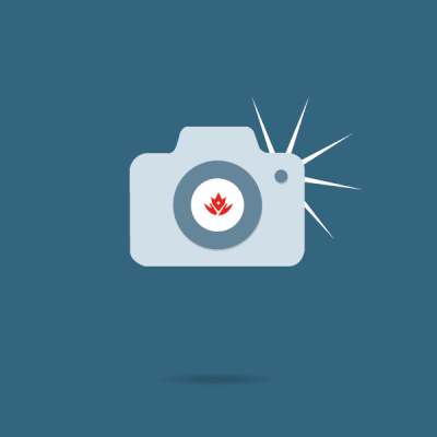 Icône graphique d'un appareil photo avec un symbole de flamme rouge à l'intérieur de l'objectif, sur un fond bleu uni.