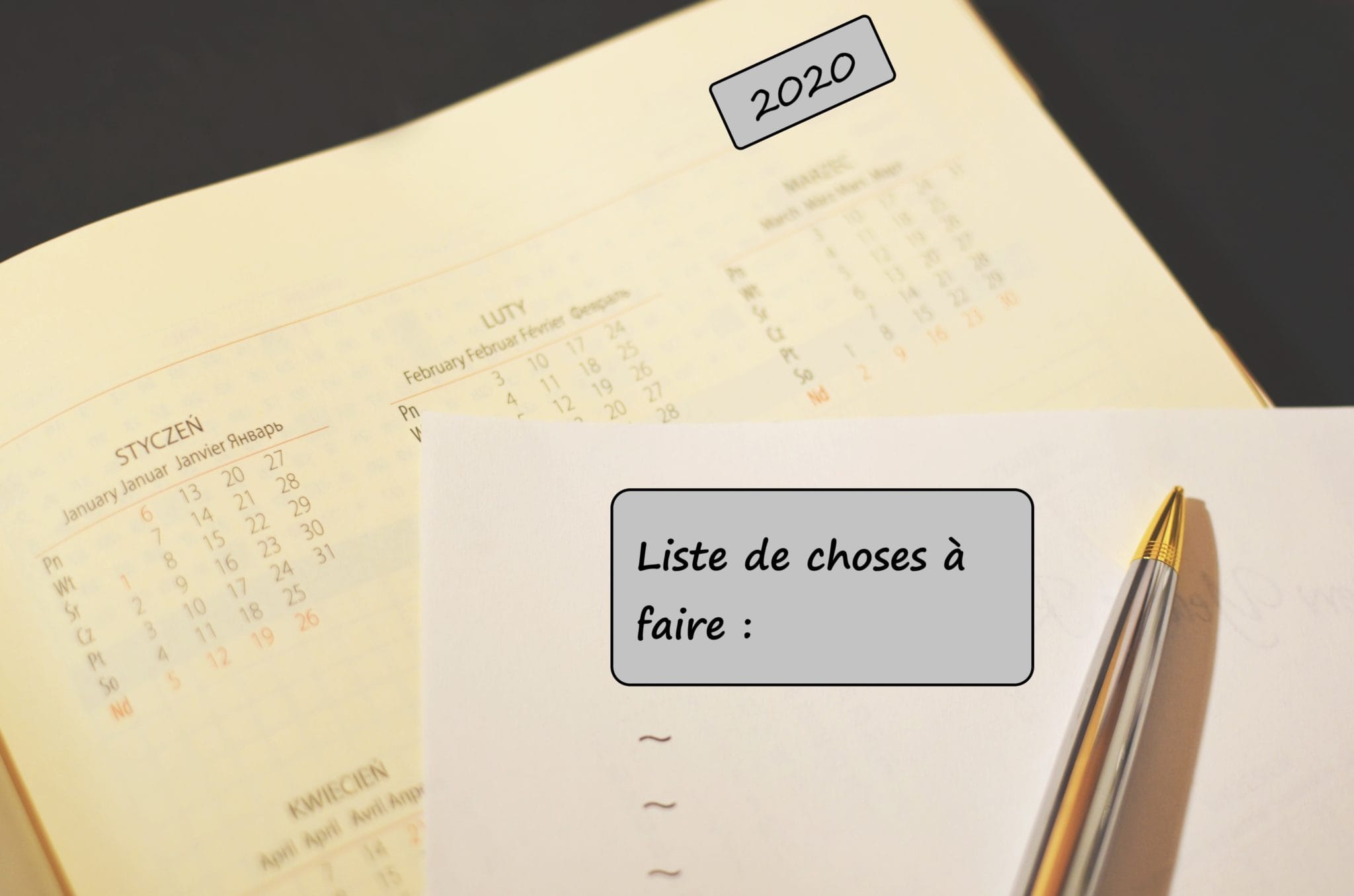A 2020 calendar and a to-do list in french titled "liste de choses à faire," with a pencil on top, all placed on a dark background.