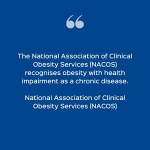 Un graphique carré bleu avec une citation de l'association nationale des services cliniques d'obésité (nacos) déclarant que l'obésité est une maladie chronique.